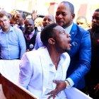 El pastor Alph Lukau simuló que le había devuelto la vida a un hombre. 