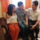  Arturo junto a sus padres, quienes contaron que vivieron duros momentos mientras su hijo permaneció en prisión.  