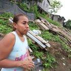  Martha Cedeño Mite en el predio donde estaba su casa. De eso solo quedan maderos y planchas de zinc. 