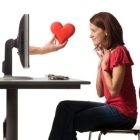  Los enamorados 3.0 poseen dificultades para relacionarse de forma directa con los demás, que se escudan en las plataformas digitales. 