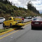  El percance se dio entre un taxi amarillo y un bus de transporte urbano. El primero de los vehículos fue uno de los más afectados. 