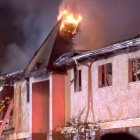  Cuando llegaron los bomberos, las llamas ya estaban devorando el techo, que más tarde se derrumbó. 