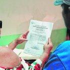  Los padres de la víctima muestran la boleta de auxilio que fue expedida en marzo pasado, cuando la agredió con un cuchillo caliente. 