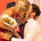  Fernanda Gallardo sella con un beso el sí a la petición de su novio, Ricardo Blanco, quien se encontraba de rodillas. 