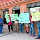  En los exteriores de la Fiscalía de Manabí, ciudadanos protestan contra abominable acto. 