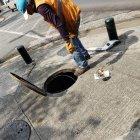  La mañana del pasado martes dos antisociales se sustrajeron los cables soterranos que proveen de esos servicios al sector.  