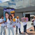  Su hermana Denisse Pérez, llevaba una camiseta blanca, al igual que el resto de familiares, con la foto de Geovanna donde piden que si la observan, les informen. 