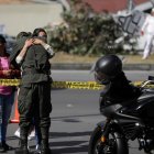  “De un tajo un acto terrorista cometido por el ELN segó esas vidas”, dijo en una rueda de prensa el ministro de Defensa, Guillermo Botero, al referirse a las 21 víctimas mortales. 
