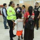  A simple vista era notorio que el menor había sufrido una agresión. Tenía manchada de sangre su camiseta, una herida en la cabeza y moretones debajo del ojo izquierdo y en los brazos.  