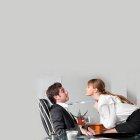  No olvides que hay empresas que prohíben las relaciones entre compañeros de trabajo. 