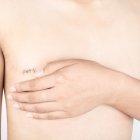  Tatuadora inglesa ayuda a mujeres con mastectomía a recuperar su feminidad.  