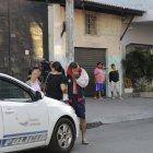  Familiares del sujeto llegaron al lugar de los hechos, pero evitaron hablar de lo sucedido. 