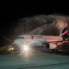  Llegada del avión que cubrió la ruta Quito - Manta. (Karina Defas y cortesía) 