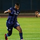  Un dirigente de Macará habló sobre el enredo en la transferencia de Jhon Jairo Cifuente a Barcelona y aclaró que el futbolista continuará su carrera en el club guayaquileño. 