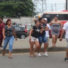   Allegados del occiso llegaron hasta el área que la Policía acordonó para realizar las investigaciones.  