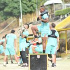  Jugadores de Barcelona realizan el entrenamiento para el cotejo contra Fuerza Amarilla. 