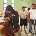  Junto al féretro de Juan Carlos su esposa Ana María Morocho y su padre Melchor Tenenuela. 