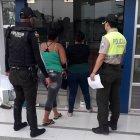  Según la madre de familia, la docente casi le arranca un dedo de una mordida. Ambas fueron detenidas. 