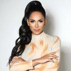  La expresentadora de televisión aplica sus conocimientos en maquillaje para pintar caras terroríficas. Está feliz con el éxito alcanzado.  