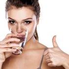  Referencial. Beber agua evita desbalances en los electrolitos. 