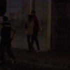  Los agentes policiales intentaron negociar con el hombre, pero fue imposible.  Apuñaló a la mujer.  