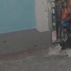  Captura de video. Agente evita que el hombre sea arrastrado por el agua.  