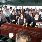  Con claveles blancos y amarillos, Inés Rivas despidió a su hijo. 