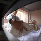  Desde dentro, un fotógrafo de EXTRA capta el momento en que ingresa el bebé ‘muñeco’ a la cuna.   