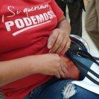  La mujer solo quedó con las correas del bolso en sus manos. 