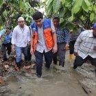  El vicepresidente estuvo ayer en un sector rural de Babahoyo que permanece inundado. 