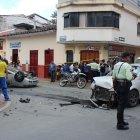  Según las personas que se mantenían en el sitio, escucharon un tremendo impacto. Luego observaron que una joven pedía auxilio desde los fierros retorcidos del automotor. 