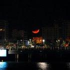  La luna roja se pudo captar claramente desde el malecón de Salinas. 