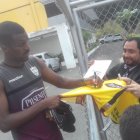  El defensor, autografiando camisetas de un grupo de hinchas. 
