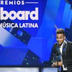  Ozuna, que se alzó como triunfador en la categoría reina de artista del año, lideró con 11 premios la lista de vencedores de la ceremonia que se celebró en el Mandalay Bay Events Center de Las Vegas (EE.UU.). 