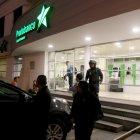  Al sitio primero ingresaron dos individuos que sometieron al guardia de seguridad y amedrentaron a todas las personas que estaban en el sitio. 