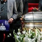  Fanáticos del cantante José José tocan el féretro con parte de las cenizas del artista este miércoles, durante un homenaje en el Palacio de Bellas Artes, en Ciudad de México. 
