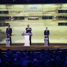  El director de competiciones de la Confederación Sudamericana de Fútbol (Conmebol), Federico Nantes, y los futbolistas el paraguayo Roque Santacruz (i) y el colombiano Juan Fernando Quintero participan en la gala del sorteo. 