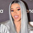  Cardi B no deja pasar las polémicas. Ahora pide que le regresen la peluca que ella misma lanzó al público. 