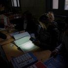  En medio del apagón, ciudadanos asisten a votar en las elecciones de gobernador de la provincia de Santa Fe, este domingo en Rosario, Argentina.  