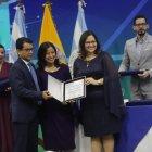  La rectora de la Espol, Cecilia Paredes (d), durante la sesión solemne de aniversario del 29 de octubre pasado.  