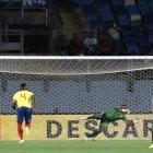  Ecuador en acción contra Maximiliano Araujo (i) de Uruguay en un partido del Campeonato Sudamericano Sub-20 entre Ecuador y Uruguay este viernes, en el estadio El Teniente en Rancagua (Chile). 