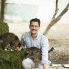  Joshua rodeado de algunos de sus gatos. 