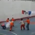  Imagen tomada del video del ataque al reo. La explosión de una bomba lacrimógena habría acabado con la vida de uno de los atacantes. 