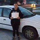  El niño hizo un noble trato con la vendedora del auto.  