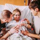  Los entusiasmados padres del bebé, junto a la madre-abuela. 