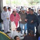  Los manifestantes se congregaron a las 0:00 para amanecer en los bajos del cabildo.  