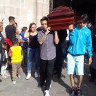  Los allegados piden justicia por el deceso de la joven madre. 