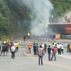  El choque de los dos enormes vehículos afectó la circulación de carros por la vía Alóag-Santo Domingo. 