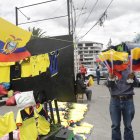  Los vendedores de banderas y camisetas de la selección nacional se alistan para el partido amistoso. 
