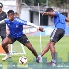  El equipo azul entrena intensamente bajo la dirección de su nuevo cuerpo técnico. 